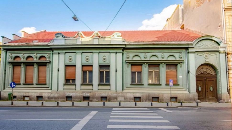 Casa de protocol din Arad a lui Nicolae Ceaușescu, scoasă la licitație: are 30 de camere și o curte interioară - GALERIE FOTO