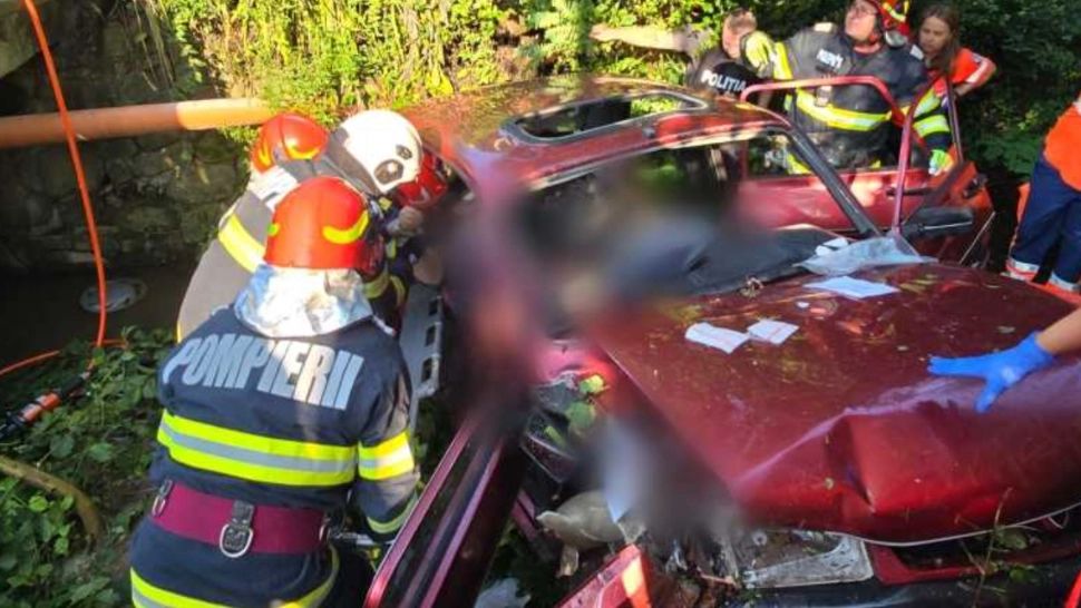 Accident mortal în Breaza: o femeie și-a pierdut viața, iar alte trei au fost rănite, după ce au căzut cu mașina într-o râpă