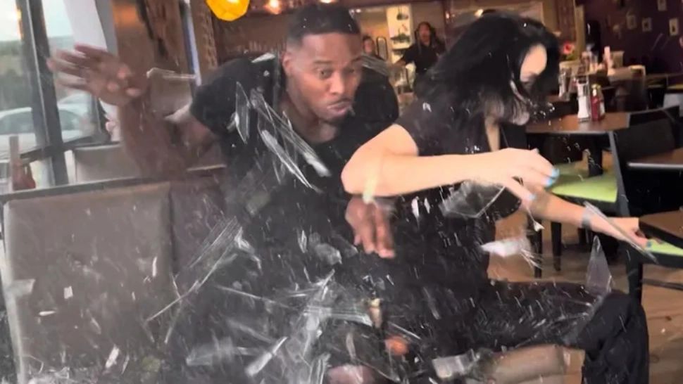 Moment de groază într-un restaurant: un SUV a intrat direct în local, în timp ce doi influenceri filmau o recenzie culinară