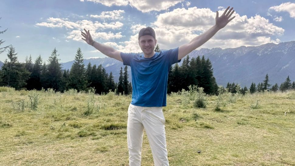 Ministrul care a făcut Energia praf, desculț prin munți. Burduja ia exemplul lui Nicușor Dan 