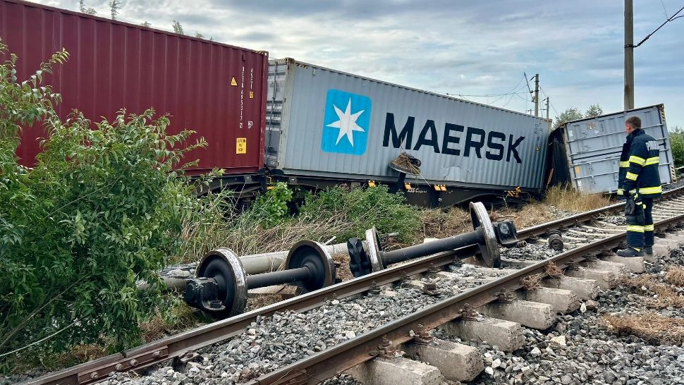 Incident feroviar grav: traficul a fost oprit pe distanţa Constanţa-Mangalia, după ce două vagoane ale unui tren de marfă au deraiat - FOTO