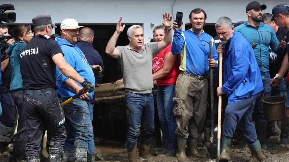 Călin Georgescu, mesaj de forță din mijlocul românilor sinistrați: Le transmit celor de la putere să contribuie din salariile lor - VIDEO