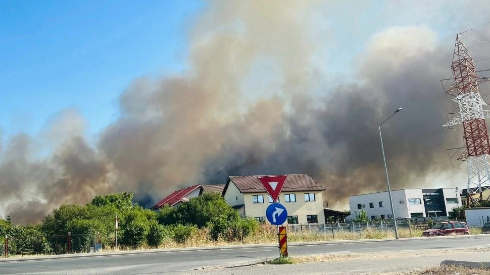 Oamenii din Clinceni au stat cu frica in sân. Un incendiu de vegetație uscată le-a amenințat locuințele. Pompierii au intervenit contracronometru 