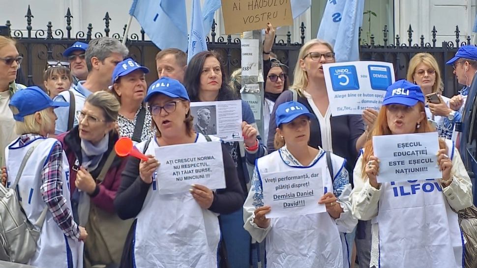 Cadrele didactice continuă protestele. Mesaj pentru ministrul David: "Nu meritaţi să mai fiţi în fruntea acestui minister!" VIDEO