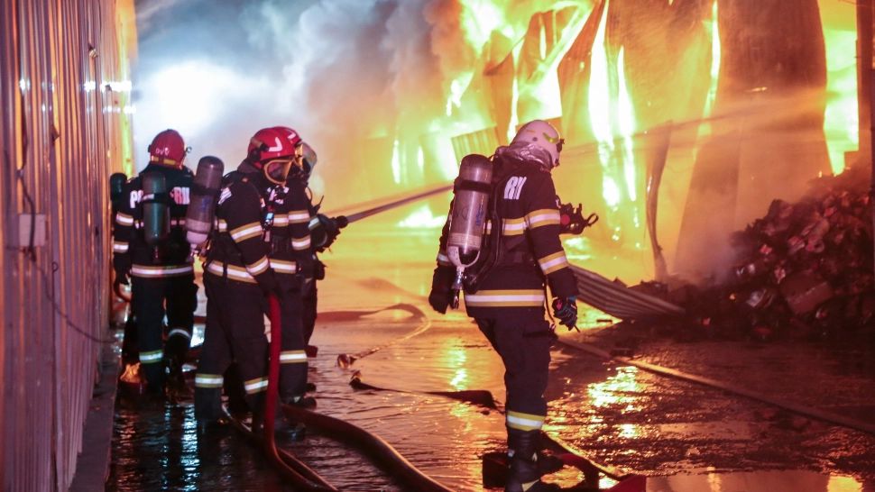 Peste 3.800 mp, afectați de incendiul de la Dragonul Roșu: pompierii au reușit localizarea focul miercuri dimineața. Anunțul ISUBIF