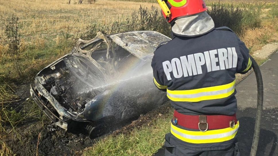 Autoturism mistuit de flăcări în județul Giurgiu. Cazul, în atenția Poliției