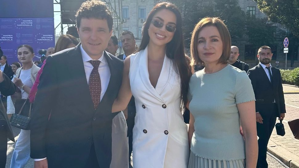 Românii fac foamea acasă. Nicușor Dan s-a fotografiat cu ispita care dansează la bară