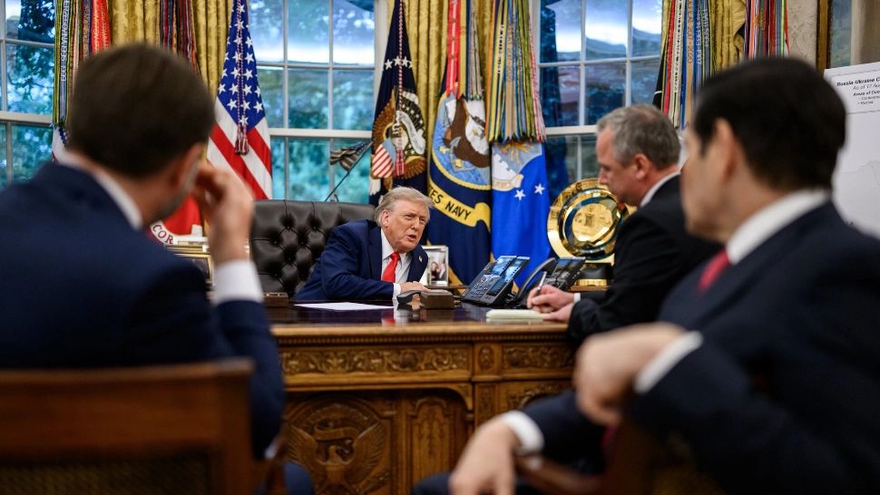 Momentul discuției dintre Trump și Putin, din Biroul Oval: imagini cu greutate istorică, publicate de Casa Albă