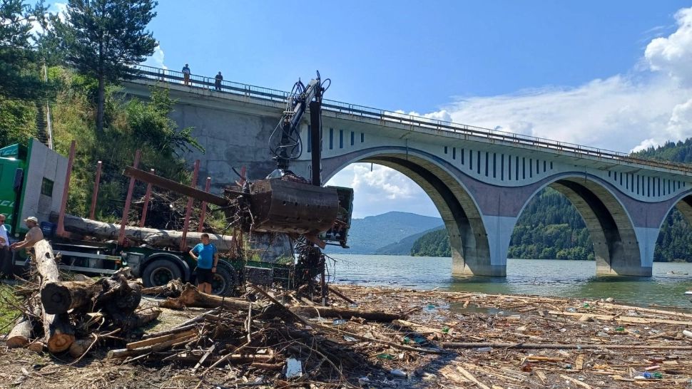 Hidroelectrica a început să curețe deșeurile care au acoperit lacul Bicaz, după inundațiile devastatoare de la Broșteni - GALERIE FOTO