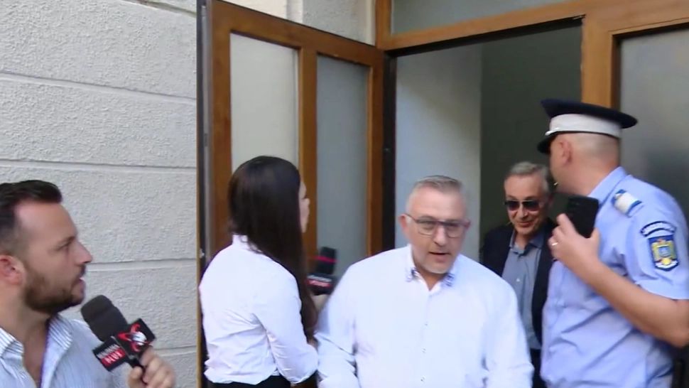 Andrei Dracea și Iancu Toader au părăsit sediul DNA, după mai multe ore de audieri în dosarul mafiei gunoaielor de la Romprest. Cei 2 au refuzat să răspundă întrebărilor presei - VIDEO 