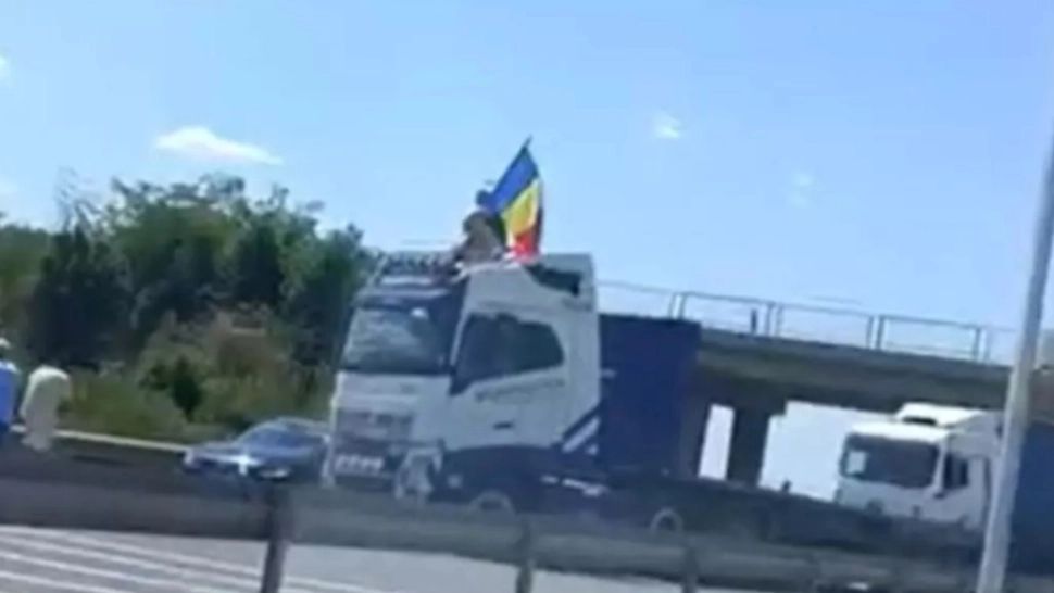„Scânteia a fost dată!” Șoferul de TIR care a arborat tricolorul pe A1, audiat. Instanța a rămas în pronunțare