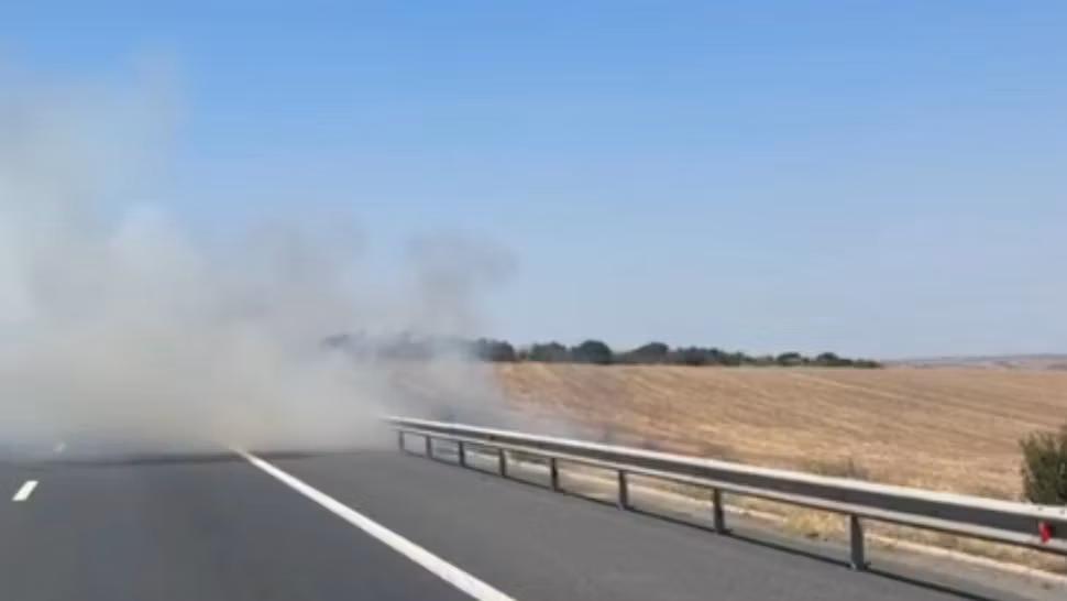 Atenție, șoferi! Autostrada Soarelui, închisă la kilometrul 169 din cauza unui incendiu de vegetaţie: trafic deviat 