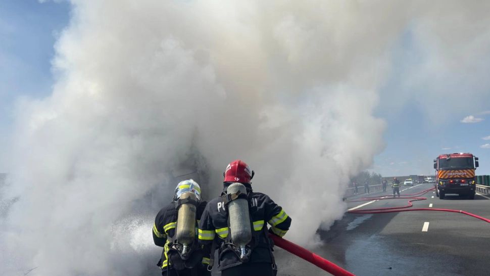 Cabina unui TIR, mistuită de flăcări, pe A1. Șoferul s-a salvat în ultima clipă 