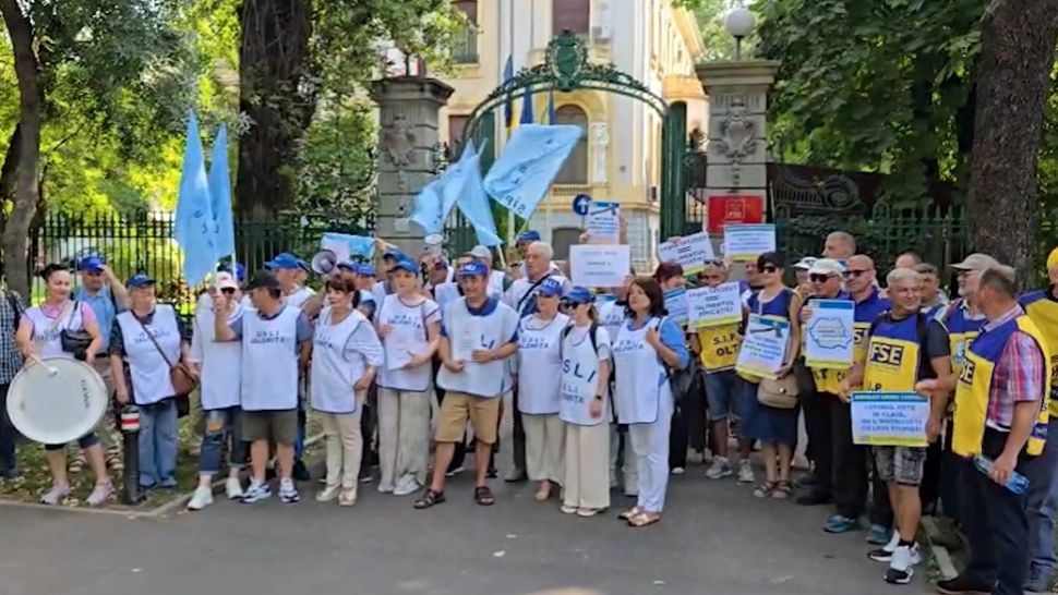 Federațiile sindicale pornesc ofensiva: campanie națională de semnături pentru a răsturna Legea Bolojan