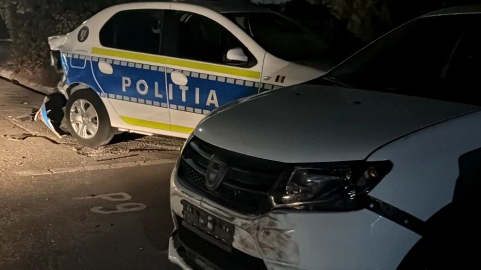 Culmea ghinionului. Un șofer beat a rupt bariera de la Poliția Dolj și a avariat 6 mașini de poliție