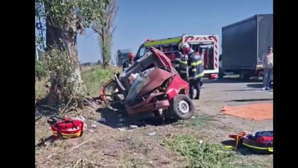 Accident grav în Ilfov: doi bărbați, inconștienți după ce mașina s-a izbit de un copac