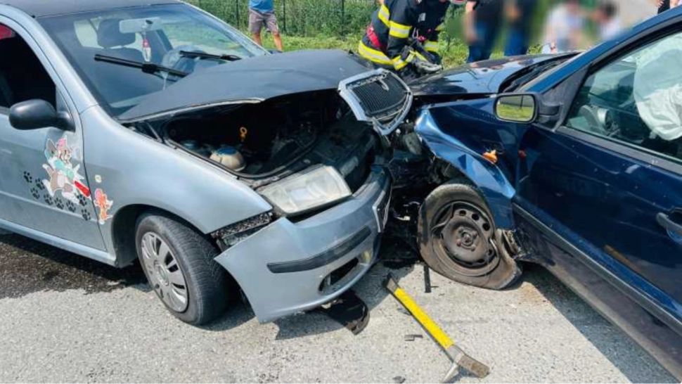 Accident rutier grav în Neamț. Două femei și doi copii au fost răniți în urma impactului dintre două autoturisme 