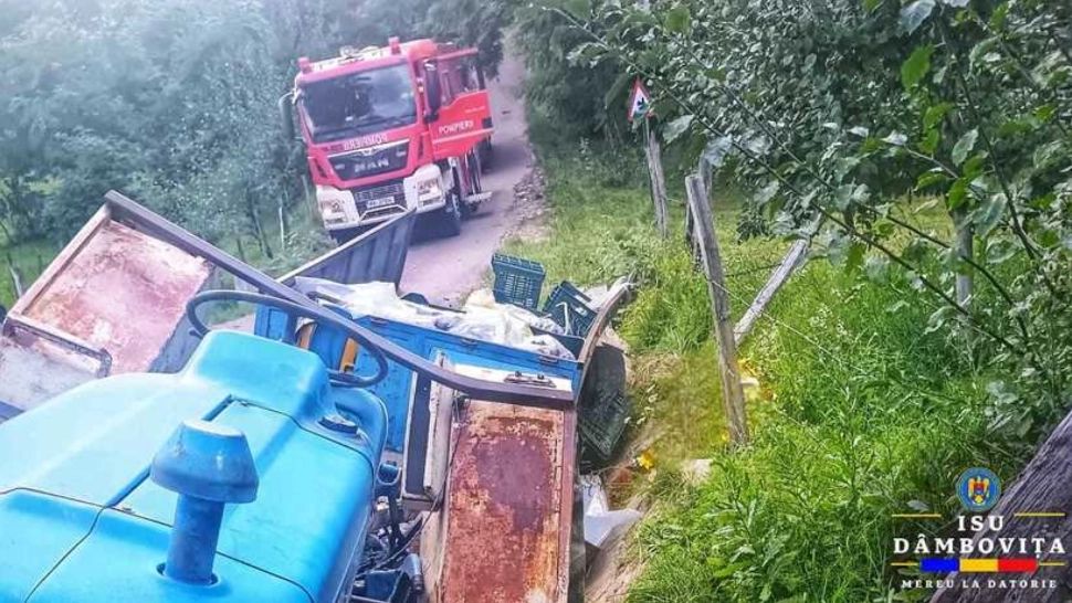 Accident grav în Dâmboviţa. Un bărbat a murit şi trei femei au fost rănite, după ce un tractor s-a răsturnat