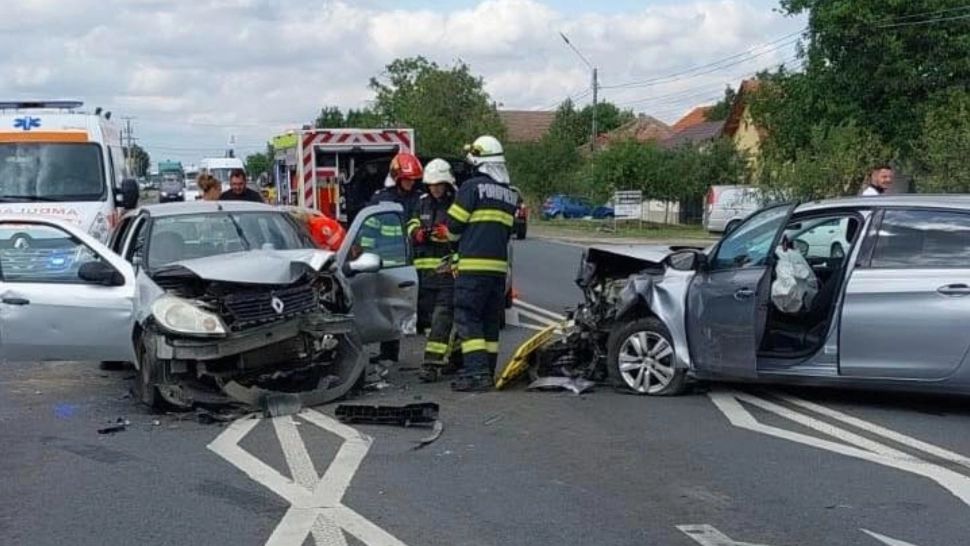 Accident grav în județul Timiș. Trei femei au ajuns la spital, după ce patru mașini s-au ciocnit violent