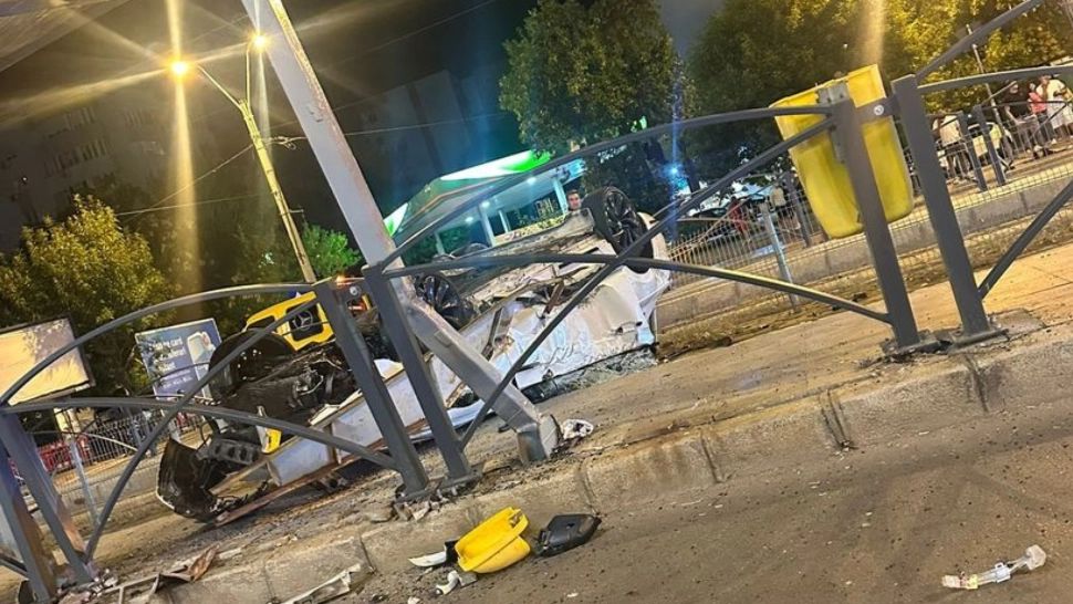Accident grav în București. Un șofer de 20 de ani, rănit după ce a lovit un refugiu de tramvai și s-a răsturnat cu mașina 