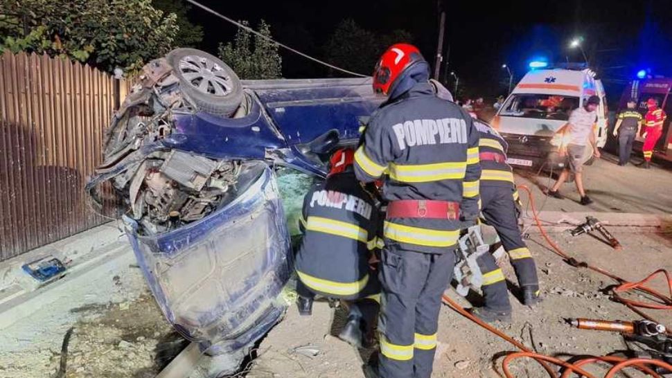  O mașină s-a izbit de un stâlp electric, la Brăila!  Bilanț tragic: o tânără a murit și alți 3 au fost răniți  grav