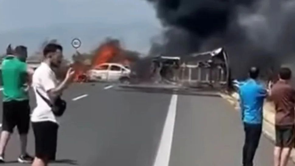 Tragedie pe o autostradă din Grecia: trei morți și doi răniți după ce un camion a intrat în două mașini care au luat foc