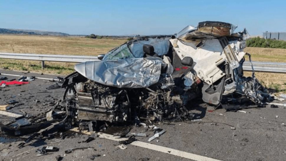 Accident TERIBIL pe centura Bârladului. Un bărbat a intrat cu mașina sub un TIR, la câteva ore după eliberarea din arest. Avea ordin de restricție cerut de fosta soție - FOTO