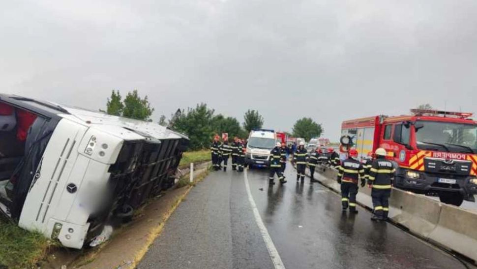 Un autocar cu 20 de persoane s-a răsturnat în afara părții carosabile. A fost activat Planul Roșu de Intervenție