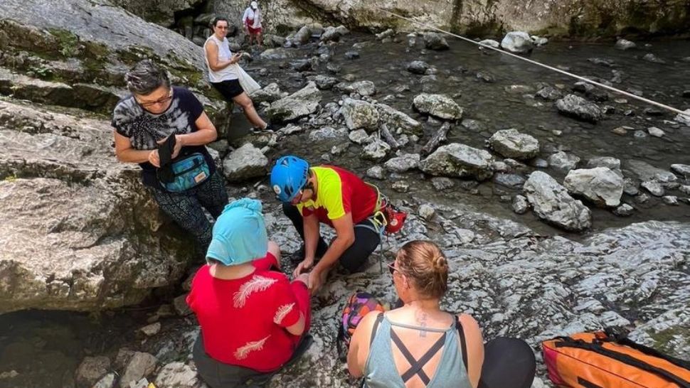 Intervenție dificilă pe munte: copilă de 11 ani, rănită pe un traseu montan aglomerat