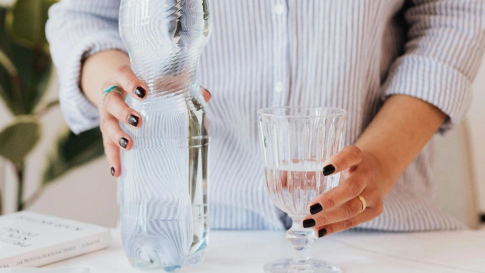 Câtă apă trebuie să consumăm pe zi și ce riscuri există dacă nu bem suficientă 