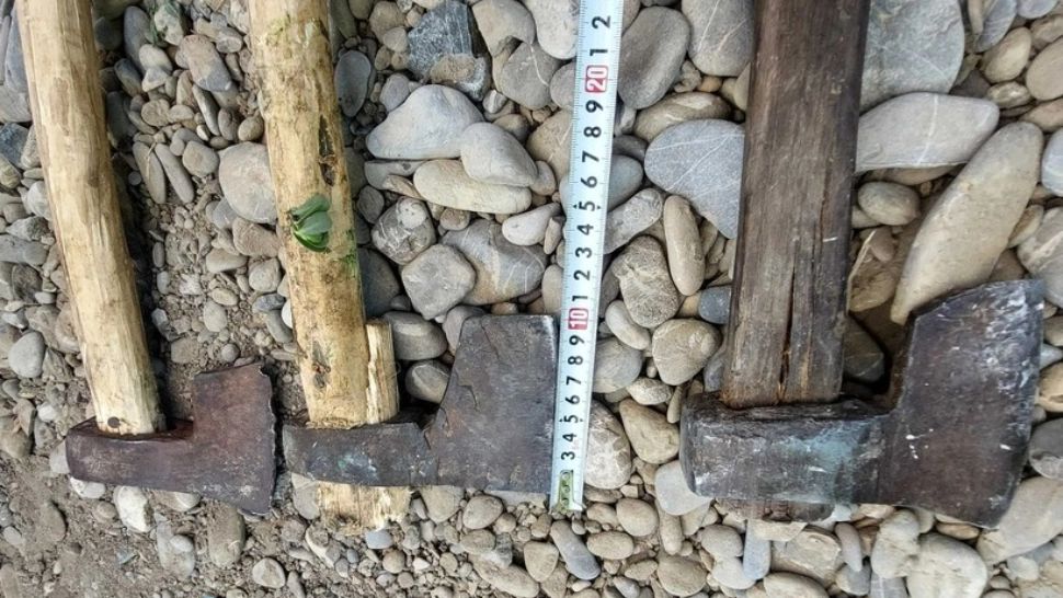 Cuțite, topoare și coase găsite la doi participanți aflați la un târg de Sfânta Maria. Unul dintre ei este minor