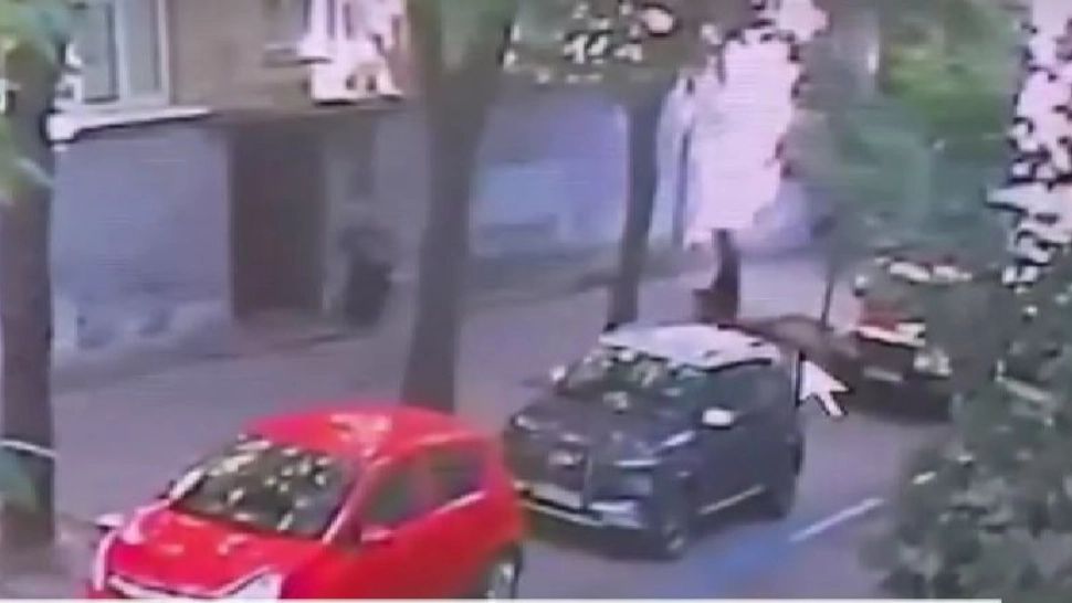 Primele imagini cu momentul în care fostul președinte al Parlamentului Ucrainei a fost asasinat în stradă. Criminalul este un atacator deghizat în curier