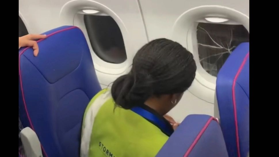 Video. Zbor Londra–Bacău cu scoci la geam. Pasagerii, hohote de râs când personalul companiei a aplicat banda adezivă