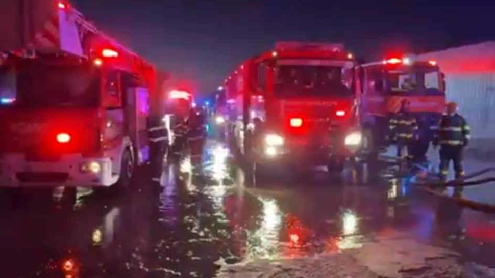 Incendiu la Complexul Comercial Dragonul Roșu din București: 2.000 mp afectați. Peste 16 autospeciale au intervenit la fața locului: structura clădirii s-a prăbușit parțial - VIDEO