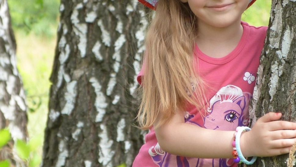 Minune în Germania: fetița de 2 ani, singura supraviețuitoare a tragediei provocate de tatăl său, s-a trezit din comă când a auzit vocea bunicii