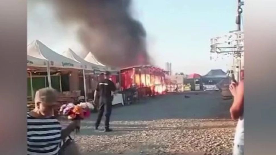 Terasă mistuită de flăcări la un bâlci. Explozie uriașă