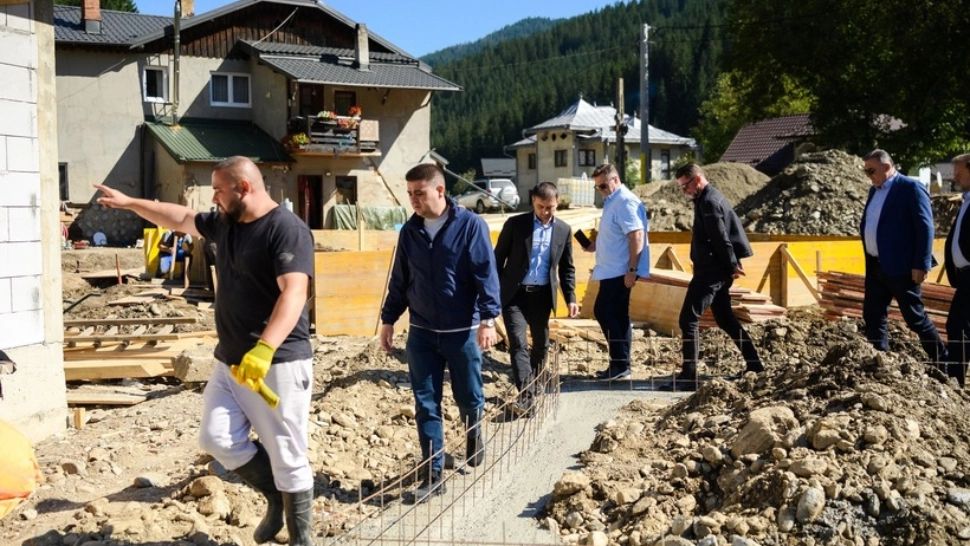 Ajutor din Maramureș pentru sinistrații din Broșteni: șapte camioane cu materiale de construcții au ajuns la oameni