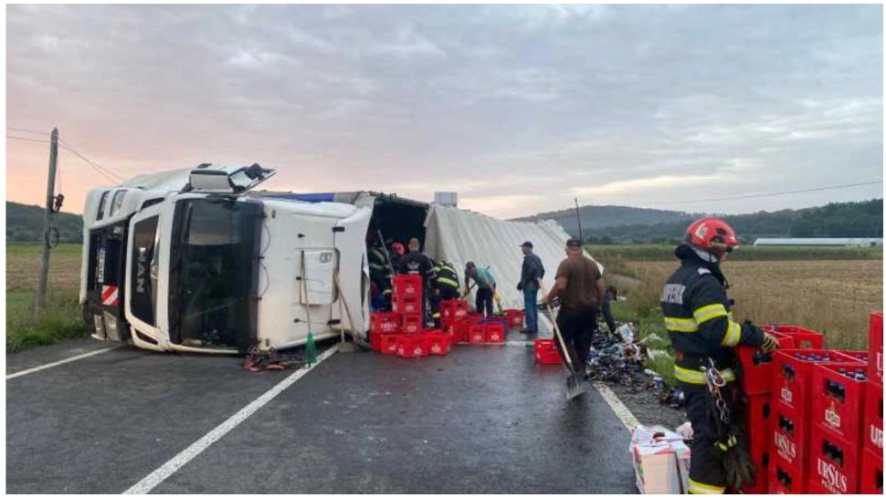 Circulația pe DN 28B, în județul Botoșani, blocată. Un camion încărcat cu bere s-a răsturnat