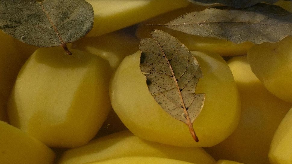 Cât timp trebuie să ții cartofii în apă înainte să-i gătești și de ce e recomandat să faci asta?