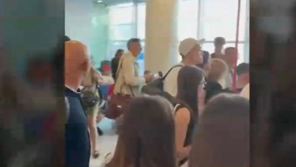 Florian Coldea, filmat pe aeroport în timp ce se pregătește de îmbarcare. Unde a plecat generalul negru 