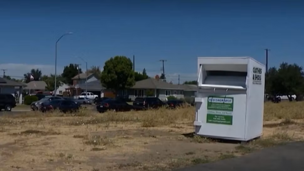 O femeie și-a pierdut viața după ce a rămas blocată într-un container de donații cu haine și încălțări