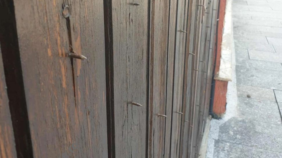 Un băiețel de 7 ani a fost grav rănit, după ce a căzut cu trotineta într-un gard plin de cuie, puse intenționat