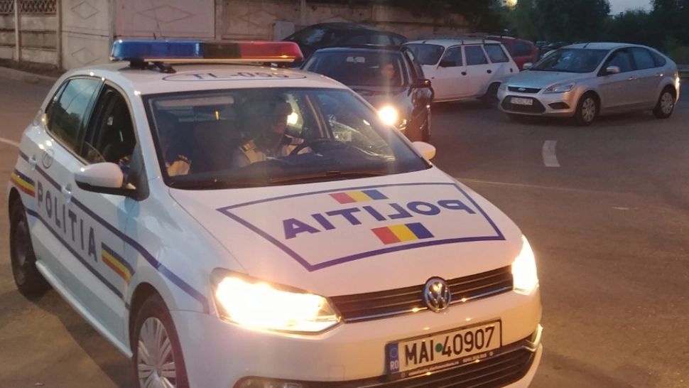 O tânără de 19 ani a provocat haos după ce a încercat să facă drifturi. Șoferița a lovit mai multe mașini din parcarea unui supermarket