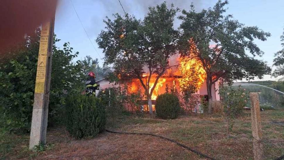 Explozie urmată de incendiu într-o casă din Botoșani. Un bărbat a ajuns la spital cu arsuri