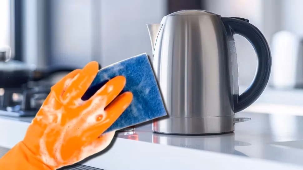 Cum scapi de petele de calcar de pe fierbătorul de apă. Trucul care îl va face să arate ca nou 