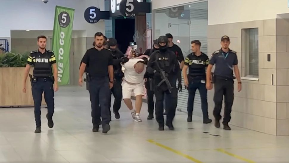 Interlopul care a tăiat un polițist cu sabia, aflat pe lista Most Wanted, adus în țară: câți ani de închisoare va ispăși Alexandru Huțuleac - VIDEO