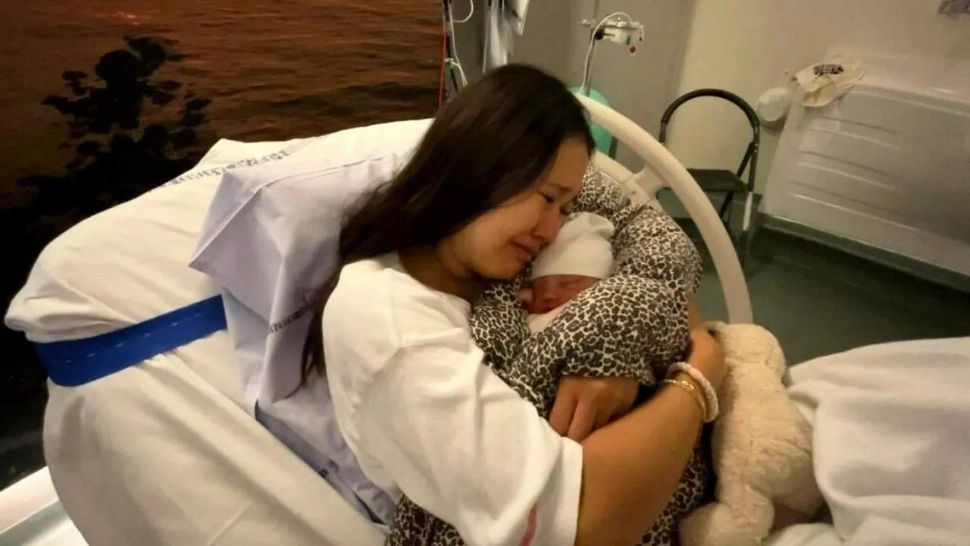 Caz șocant la maternitate: o tânără mamă a fost despărțită de copilul ei la doar o oră după naștere