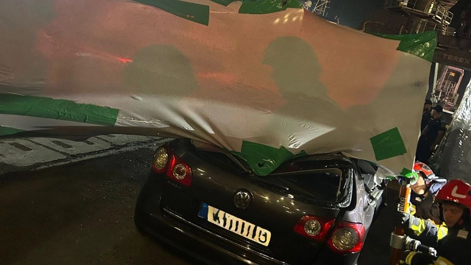 Macara prăbușită peste un autoturism, în Portul Constanța. Un bărbat a fost dus la spital, după ce a fost descarcerat - FOTO