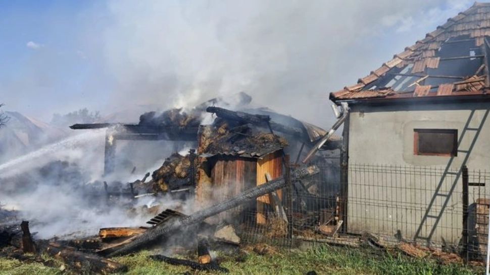 Incendiu de proporții într-o gospodărie din Mureș! Zeci de animale au murit, iar o persoană a suferit un atac de panică 