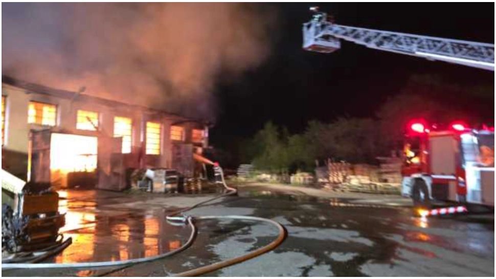 Incendiu puternic în Sălaj. O hală de producție și utilaje din ea, mistuite de flăcări